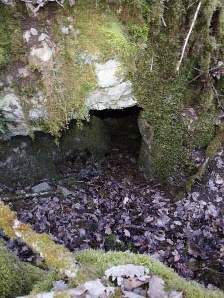 Entrée Combe d'Enfer Est
L'ancienne mine comporte 3 entrées, sa longueur est d'environ 50 m. On s'y tient debout. Parois assez sèches.
Fichier manquant